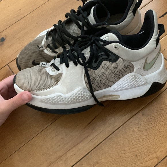 Nike gym shoes HAVE BEEN WORN, good shoes got lots of compliments - Picture 2 of 7